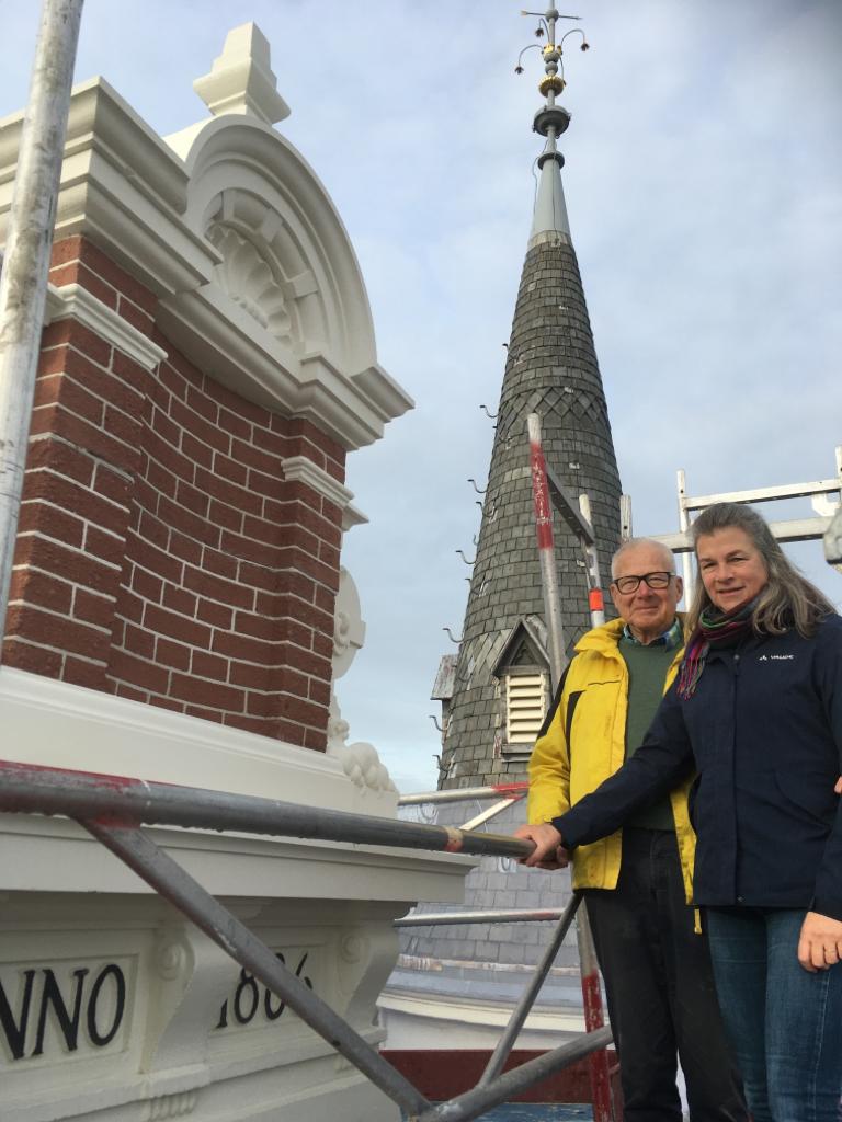 Topgevel Remonstrantse Kerk weer hersteld met financiële steun van de Provincie